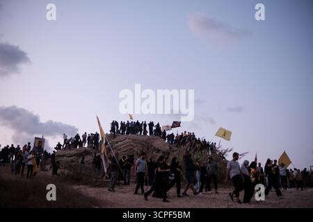 Beyrouth, Liban. 25 septembre 2025. Commémoration de l'anniversaire de la mort du secrétaire général du Hezbollah Hassan Nasrallah sur la corniche de Beyrouth à Raouche, où les participants portaient ses portraits, effigies d'autres membres du Hezbollah et drapeaux du parti aux côtés d'autres. Photo prise à Beyrouth, Liban - 25 septembre 2025. Photo Sandro Basili/ABACAPRESS.COM crédit : Abaca Press/Alamy Live News Banque D'Images