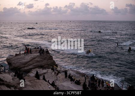 Beyrouth, Liban. 25 septembre 2025. Commémoration de l'anniversaire de la mort du secrétaire général du Hezbollah Hassan Nasrallah sur la corniche de Beyrouth à Raouche, où les participants portaient ses portraits, effigies d'autres membres du Hezbollah et drapeaux du parti aux côtés d'autres. Photo prise à Beyrouth, Liban - 25 septembre 2025. Photo Sandro Basili/ABACAPRESS.COM crédit : Abaca Press/Alamy Live News Banque D'Images