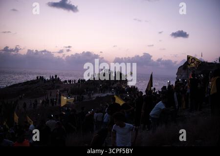 Beyrouth, Liban. 25 septembre 2025. Commémoration de l'anniversaire de la mort du secrétaire général du Hezbollah Hassan Nasrallah sur la corniche de Beyrouth à Raouche, où les participants portaient ses portraits, effigies d'autres membres du Hezbollah et drapeaux du parti aux côtés d'autres. Photo prise à Beyrouth, Liban - 25 septembre 2025. Photo Sandro Basili/ABACAPRESS.COM crédit : Abaca Press/Alamy Live News Banque D'Images