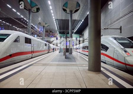 Berlin, Allemagne. 26 septembre 2025. Deux trains ICE pour Hambourg et Munich vous attendent à la gare centrale de Berlin. Crédit : Annette Riedl/dpa/Alamy Live News Banque D'Images