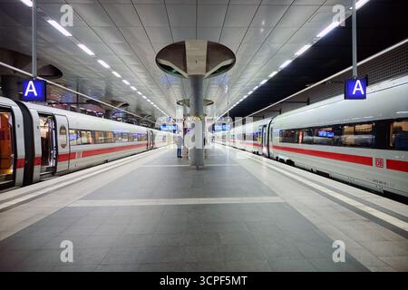 Berlin, Allemagne. 26 septembre 2025. Deux trains ICE pour Hambourg et Munich vous attendent à la gare centrale de Berlin. Crédit : Annette Riedl/dpa/Alamy Live News Banque D'Images