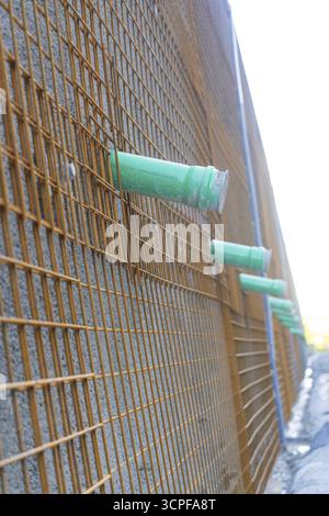 Vue latérale d'un mur de construction avec treillis métallique et tuyauterie, site de construction Hermann Hessebahn, Calw, Allemagne Banque D'Images