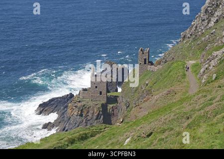 Les ruines sur les falaises escarpées offrent une vue imprenable sur la mer turbulente ci-dessous, salle des machines d'une ancienne mine de cuivre, Cornwall, Royaume-Uni Banque D'Images
