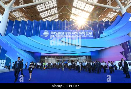 Hangzhou, China.25th septembre 2025. La quatrième exposition mondiale sur le commerce numérique (GDTE) débute à Hangzhou, capitale de la province du Zhejiang, dans l’est de la Chine, le 25 septembre 2025. Avec « témoigner de l’avenir innovant au GDTE », l’exposition de cette année accueille plus de 1 800 exposants. L'exposition couvre une superficie de 155 000 mètres carrés. Crédit : Wang Gang/China News Service/Alamy Live News Banque D'Images
