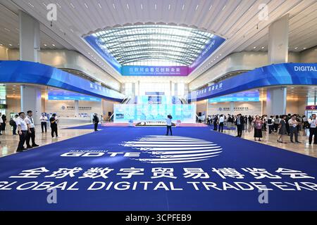 Hangzhou, China.25th septembre 2025. La quatrième exposition mondiale sur le commerce numérique (GDTE) débute à Hangzhou, capitale de la province du Zhejiang, dans l’est de la Chine, le 25 septembre 2025. Avec « témoigner de l’avenir innovant au GDTE », l’exposition de cette année accueille plus de 1 800 exposants. L'exposition couvre une superficie de 155 000 mètres carrés. Crédit : Wang Gang/China News Service/Alamy Live News Banque D'Images