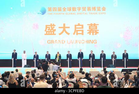 Hangzhou, China.25th septembre 2025. La quatrième exposition mondiale sur le commerce numérique (GDTE) débute à Hangzhou, capitale de la province du Zhejiang, dans l’est de la Chine, le 25 septembre 2025. Avec « témoigner de l’avenir innovant au GDTE », l’exposition de cette année accueille plus de 1 800 exposants. L'exposition couvre une superficie de 155 000 mètres carrés. Crédit : Wang Gang/China News Service/Alamy Live News Banque D'Images