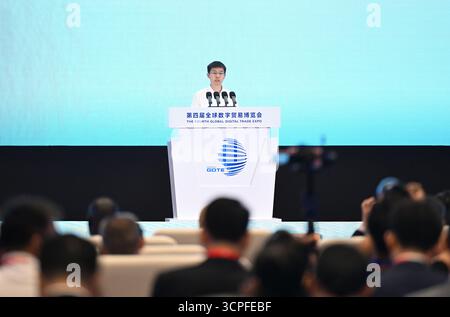 Wang Xingxing, fondateur et PDG de Unitree Robotics, prononce un discours lors de la cérémonie d’ouverture de la quatrième Global Digital Trade Expo (GDTE) à Hangzhou, capitale de la province du Zhejiang, dans l’est de la Chine, le 25 septembre 2025. Hangzhou, China.25th septembre 2025. La quatrième exposition mondiale sur le commerce numérique (GDTE) débute à Hangzhou, capitale de la province du Zhejiang, dans l’est de la Chine, le 25 septembre 2025. Avec « témoigner de l’avenir innovant au GDTE », l’exposition de cette année accueille plus de 1 800 exposants. L'exposition couvre une superficie de 155 000 mètres carrés. Crédit : Wang Gang/China News Service/A Banque D'Images