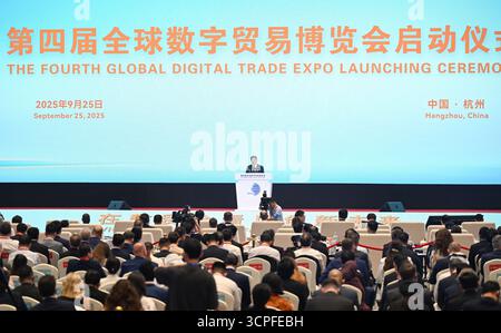 Le vice-ministre chinois du commerce, Sheng Qiuping, prononce un discours lors de la cérémonie d’ouverture de la quatrième Global Digital Trade Expo (GDTE) à Hangzhou, capitale de la province du Zhejiang, dans l’est de la Chine, le 25 septembre 2025. Hangzhou, China.25th septembre 2025. La quatrième exposition mondiale sur le commerce numérique (GDTE) débute à Hangzhou, capitale de la province du Zhejiang, dans l’est de la Chine, le 25 septembre 2025. Avec « témoigner de l’avenir innovant au GDTE », l’exposition de cette année accueille plus de 1 800 exposants. L'exposition couvre une superficie de 155 000 mètres carrés. Crédit : Wang Gang/China News Service/Alamy Banque D'Images