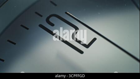 Macro gros plan de l'horloge murale minimaliste avec le numéro 12 sur le cadran et la seconde main en cours d'exécution. Élément de design moderne de l'intérieur. Concept de temps, ponctualité, attente, gestion du temps et style de vie Banque D'Images
