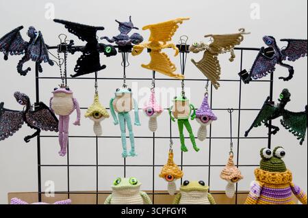 Un ensemble de jouets amigurumi crochetés sous la forme de personnages fictifs. Une collection de jouets tricotés de créateur à vendre. Artisanat, passe-temps, souvenirs Banque D'Images
