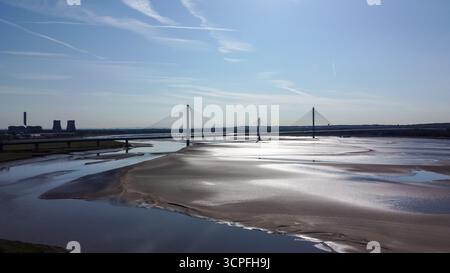 Vue aérienne du pont Mersey Gateway qui traverse la rivière Mersey au lever du soleil Banque D'Images