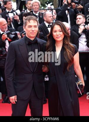 Le réalisateur Anora Sean Baker avec sa femme, productrice Samantha Quan, sur le tapis rouge du Festival de Cannes 2025. Banque D'Images