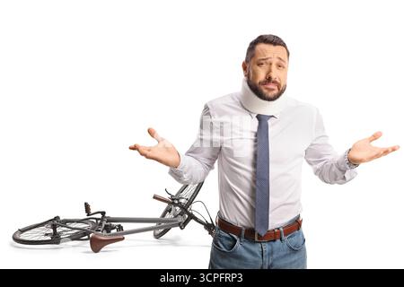 Homme avec blessure au cou récupérant après la chute d'un vélo isolé sur fond blanc Banque D'Images