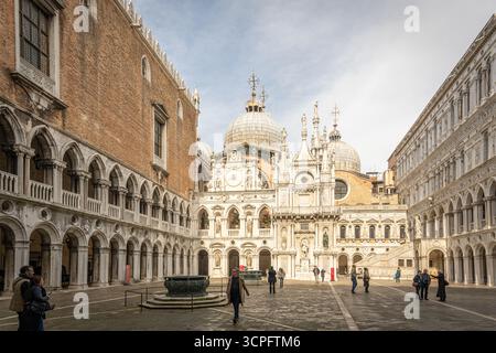 Cour du Palais des Doges avec dômes de St Marc en vue, Venise, Italie Banque D'Images