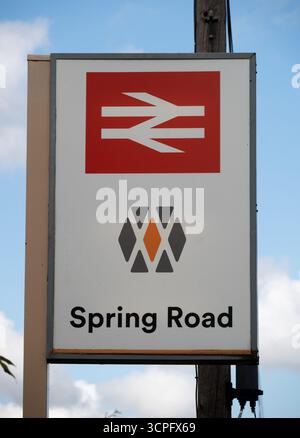 Panneau de gare ferroviaire Spring Road, Acocks Green, West Midlands, Angleterre, Royaume-Uni Banque D'Images