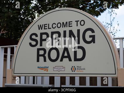 Panneau de gare ferroviaire Spring Road, Acocks Green, West Midlands, Angleterre, Royaume-Uni Banque D'Images