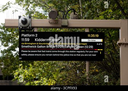 Panneau électronique d'information sur les trains, gare de Spring Road, Acocks Green, West Midlands, Angleterre, Royaume-Uni Banque D'Images