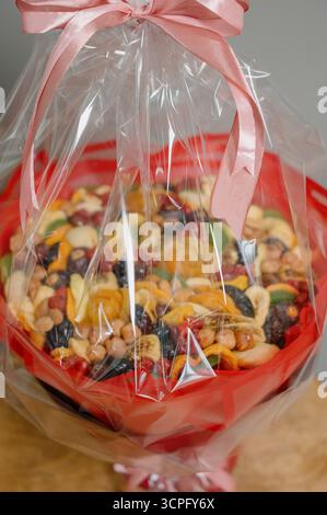Grand bouquet cadeau de fruits secs, noix et fruits confits. Gros plan d'un bouquet comestible de fruits secs Banque D'Images