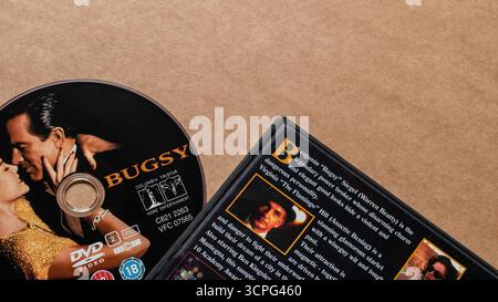 Film 'Bugsy' ; édition DVD ; disque et couverture ; description ; isolé sur fond blanc clair ; plan en haut. Banque D'Images