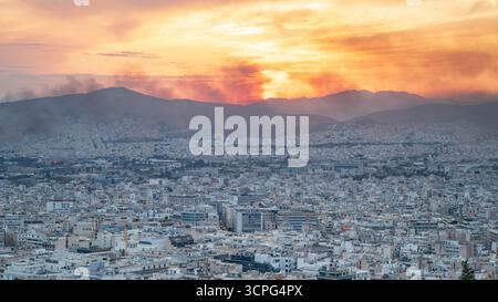 Coucher de soleil sur la ville d'Athènes, Grèce, avecle ciel d'un orange vif Banque D'Images