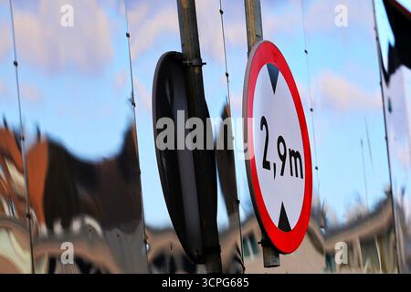 Signe de restriction de hauteur hauteur hauteur maximale avec réflexion dans la structure métallique du viaduc Banque D'Images