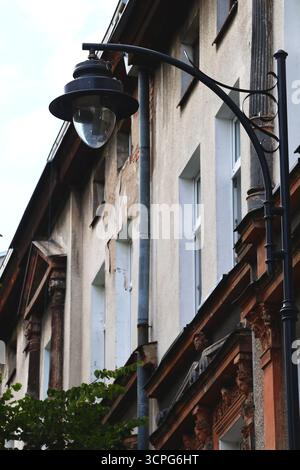Ancien lampadaire avec bâtiment historique sur la basse ville de Gdansk Banque D'Images