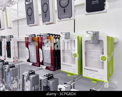 Poznan, Pologne - 20 septembre 2025 : les étagères de vente au détail présentent des accessoires clairs de « boîtier de protection », mettant l'accent sur des conceptions durables, une esthétique moderne, et d Banque D'Images