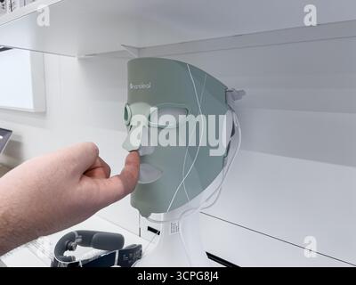 Poznan, Pologne - 20 septembre 2025 : masque facial intelligent Nanoleaf, avec des éléments innovants de luminothérapie, une main démontre une te cosmétique avancée Banque D'Images