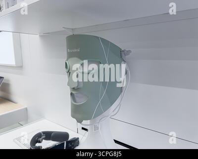 Poznan, Pologne - 20 septembre 2025 : le masque facial LED avancé Nanoleaf, conçu pour une utilisation à domicile, offre une luminothérapie innovante pour une peau améliorée Banque D'Images