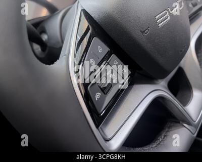 Poznan, Pologne - 20 septembre 2025 : intérieur du véhicule montrant des commandes modernes au volant pour des systèmes avancés d'aide à la conduite, améliorant la sécurité Banque D'Images