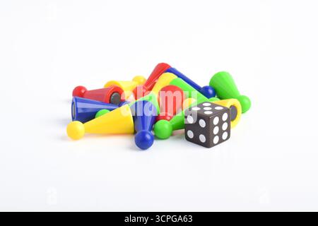 Figures colorées de jeu de société et dés isolés sur fond blanc Banque D'Images
