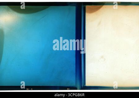 Film négatif couleur grungy 120mm isolé sur fond blanc. Matériau de film de format moyen sur fond blanc, espace réservé photo rétro. Banque D'Images