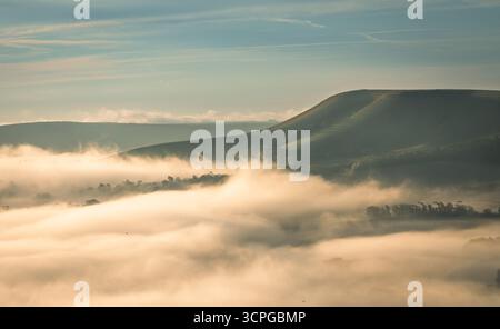 Matin de septembre brumeux de la vue à l'est du sommet du mont Caburn sur les Lewes Downs East Sussex sud-est de l'Angleterre Royaume-Uni Banque D'Images