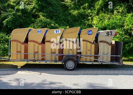 Zum Abtransport eingesammelte Strandkörbe zum Ende der Sommersaison in Scharbeutz, Schleswig-Holstein, Deutschland *** chaises de plage collectées pour être enlevées à la fin de la saison estivale à Scharbeutz, Schleswig Holstein, Allemagne Banque D'Images