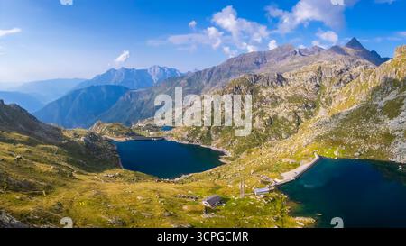 Vue aérienne du Lago Cernello et du Lago Sucotto en été. Valgoglio, Val Seriana, Bergamo district, Lombardie, Italie, Europe du Sud. Banque D'Images