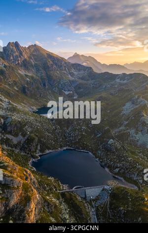 Vue aérienne du Lago Cernello et du Lago Sucotto en été au lever du soleil. Valgoglio, Val Seriana, Bergamo district, Lombardie, Italie, Europe. Banque D'Images