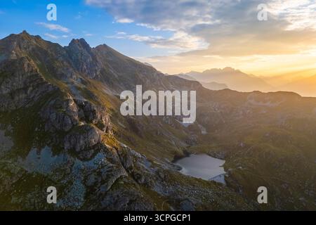 Vue aérienne du Lago Cernello pendant l'heure d'été au lever du soleil. Valgoglio, Val Seriana, Bergamo district, Lombardie, Italie, Europe du Sud. Banque D'Images