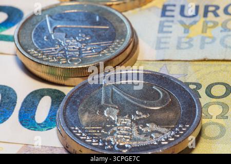 Gros plan des billets et pièces en euros Banque D'Images