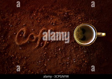 Mot sculpté ''café'' de café torréfié avec tasse de café avec mousse dorée riche Banque D'Images