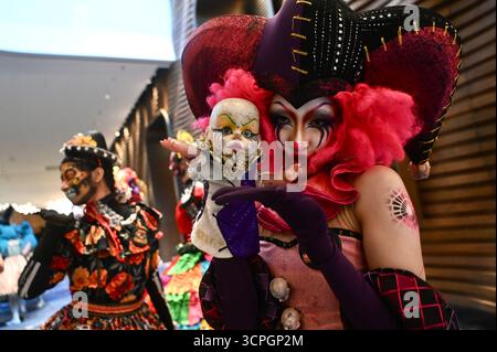 Hong Kong, Chine. 26 septembre 2025. Deux artistes posant en photo au Marriott Hong Kong Ocean Park le 26 septembre 2025 à Hong Kong. Hong Kong Ocean Park assistez aujourd'hui à l'avant-première du Helloween Fest à Hong Kong Ocean Park. (Crédit image : © Kobe Li/Nexpher images via ZUMA Press Wire) USAGE ÉDITORIAL SEULEMENT ! Non destiné à UN USAGE commercial ! Banque D'Images