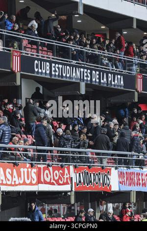 Buenos Aires, Argentine. 25 septembre 2025. BUENOS AIRES, ARGENTINE - SEPTEMBRE 25 : les fans des Estudiantes avant le match quart de finale de la Copa Libertadores 2025 entre les Estudiantes et le Flamengo à l'Estadio Jorge Luis Hirschi le 25 septembre 2025 à Buenos Aires, Argentine (photo de Marco Buenavista/Sports Press photo) crédit : SPP Sport Press photo. /Alamy Live News Banque D'Images