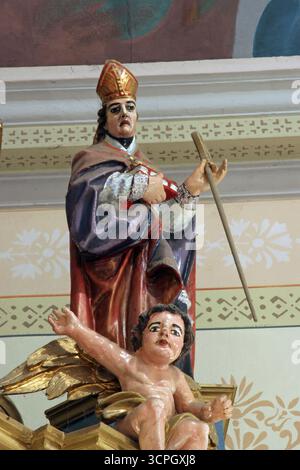 Saint Nicolas, statue sur le maître-autel de l'église paroissiale de Jean-Baptiste à Gornji Desinec, Croatie Banque D'Images