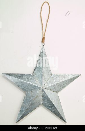 Étoile en aluminium avec corde suspendue fond de nature isolé avec chemin de clipping Banque D'Images