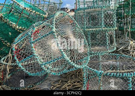 Un piège à pêche est en train de sécher sur le rivage dans le port de Dieppe Banque D'Images