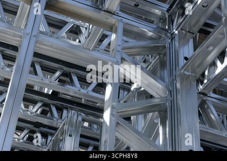 Détail architectural moderne, soulignant la précision et la résistance de la construction en acier. Structure de châssis en acier avec poutres et joints. Banque D'Images