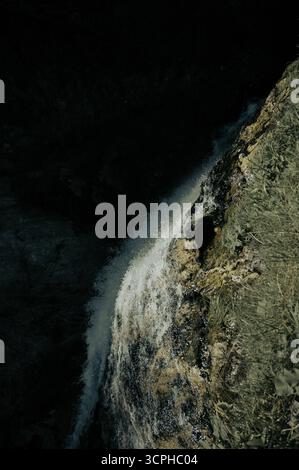 L'image capture les détails étonnants de la cascade de Wasserlochklamm en Autriche avec mousse verte vibrante sur les rochers avec une eau cristalline casc Banque D'Images