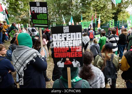 Londres, Royaume-Uni. 26 septembre 2025. Les partisans de Liam Óg Ó hAnnaidh, qui se produit sous le nom de « Mo Chara » avec le trio irlandais hip hop Kneecap, se rassemblent devant le tribunal alors que le chanteur assiste à une audience pour déterminer s'il doit faire face à des accusations en vertu de la loi sur le terrorisme. Il est accusé d'avoir arboré un drapeau soutenant le groupe interdit Hezbollah lors d'un concert en 2024. Il nie les accusations, les décrivant comme une "police politique" et un "carnaval de distraction" de la guerre d'Israël contre Gaza, à laquelle la bande s'oppose. L'affaire a ensuite été abandonnée. Crédit : Ron Fassbender/Alamy Live News Banque D'Images