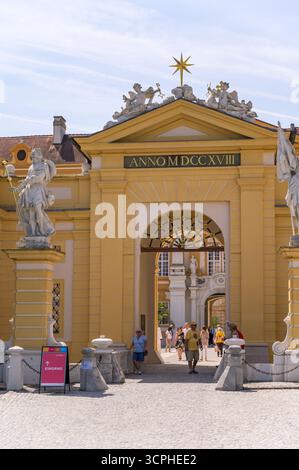 Melk, Autriche - 5 juin 2022 : la grande entrée de l'abbaye de Melk présente une architecture jaune ornée avec des statues de marbre complexes encadrant l'arche Banque D'Images