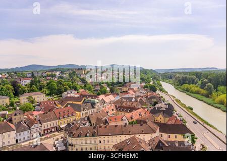 Melk, Autriche - 5 juin 2022 : cette image aérienne expansive met en valeur la ville pittoresque de Melk avec des toits colorés à côté d'une rivière sinueuse encadrée Banque D'Images