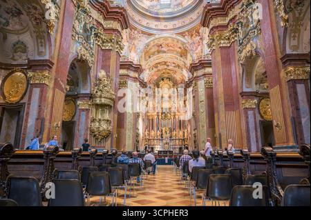 Melk, Autriche - 5 juin 2022 : magnifique intérieur de l'abbaye de Melk orné de riches détails dorés et d'éléments baroques complexes mis en valeur par une lueur chaleureuse Banque D'Images
